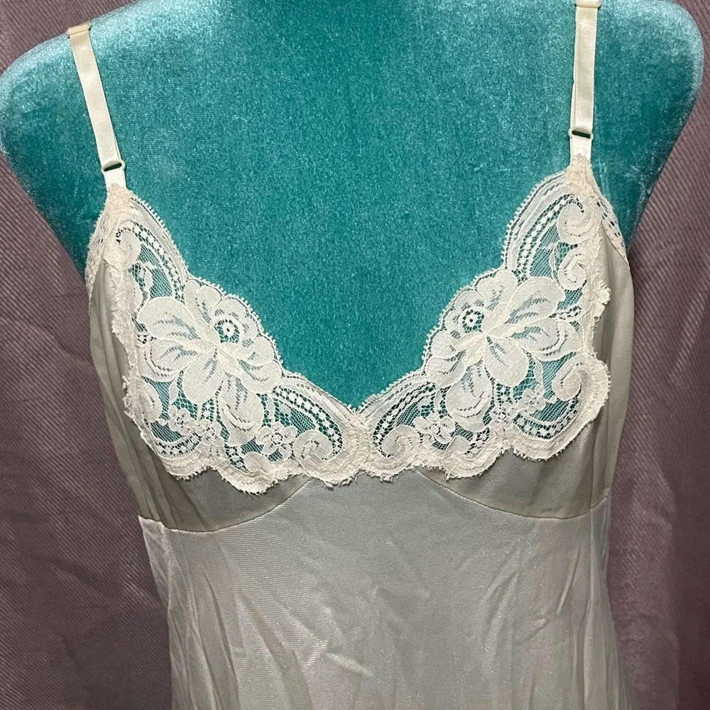 JC pennys: vintage cream slip with lace details - Picture 2 of 4